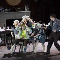 Turbulente „Zauberflöte“. Szene mit (v.l.n.r.): Anne Martha Schuitemaker (Erste Dame), Dániel Foki (Papageno), Rahel Brede (Zweite Dame) und Zela Corina Calia (Dritte Dame)