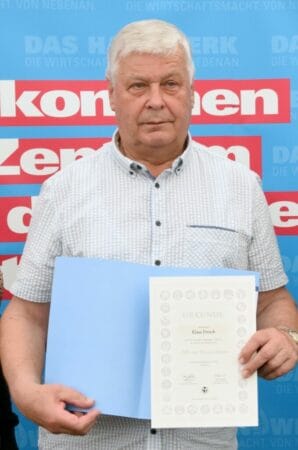 Handwerkskammer Cottbus ehrt Handwerksmeister mit Jubiläumsurkunden 3 Mit dem Ehrenzeichen in Silber wurde Malermeister Klaus Petrick aus Groß Schacksdorf für sein ehrenamtliches Engagement geehrt.