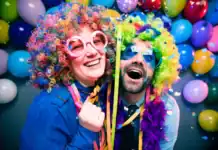 Mit einer Perücke, witzigen Klamotten und passenden Accessoires kannst du dir dein individuelles Faschingskostüm selbst zusammenstellen