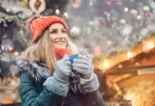 Gut angezogen ein warmes Getränk zu sich nehmen ist eine gute Idee, um sich bei Kälte draußen warm zu halten