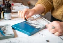 Künstlerin Ola Jost bei der Arbeit