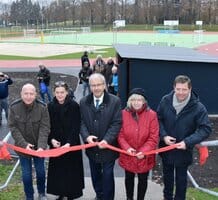 rank Leopold, Leiter des Fachbereichs Bau und Planung im Landkreis SPN, Schulleiterin Ulrike Weikert, Landrat Harald Altekrüger, Dipl.-Ing. Marianne Petras vom Projektierungsbüro Landschaft-Park-Garten sowie Geschäftsführer „ALPINA – Landschafts- & Sportplatzbau“ Dipl.-Ing. Sven Thierfelder