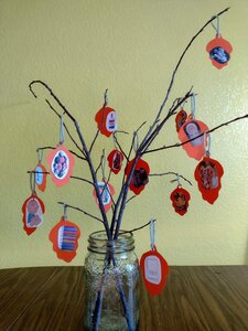 Picture of a gratitude tree Thanksgiving toddler craft