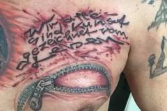 Narben Tattoo an der Brust durch Messerstich
