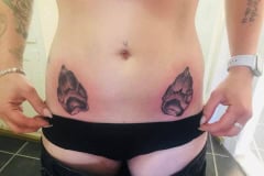 Kreatives Narben Tattoo mit Katzenpfoten