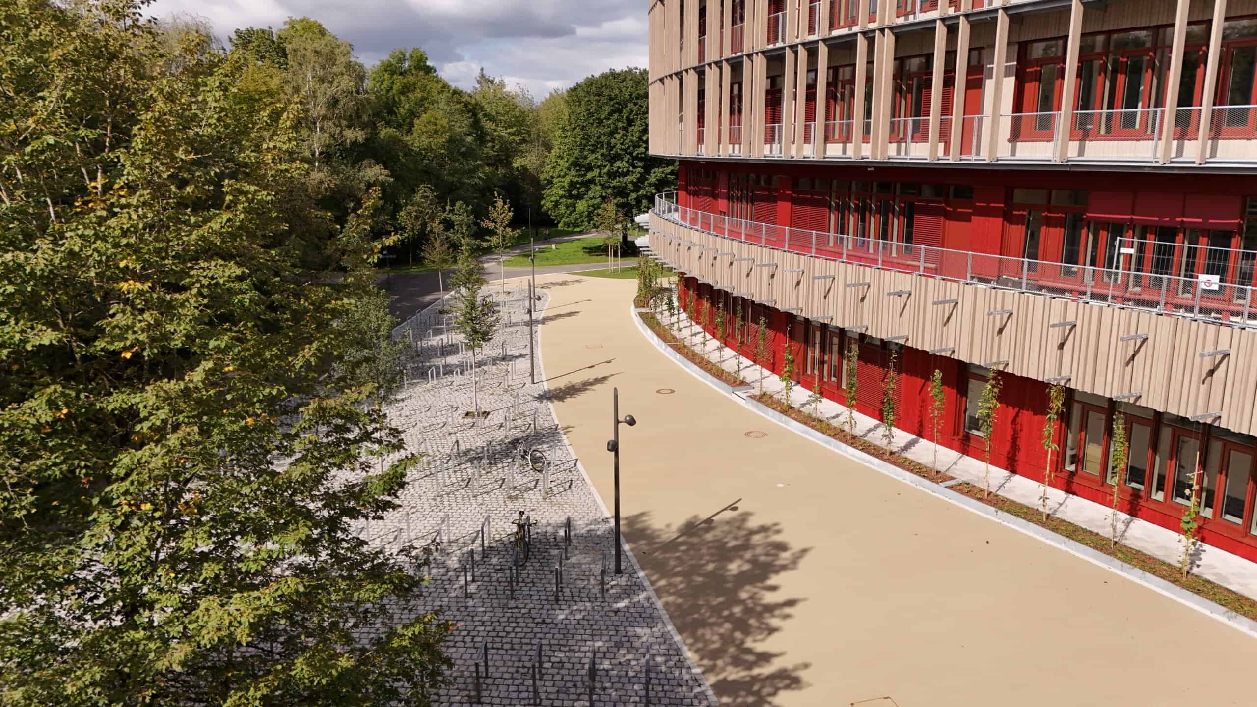 Bild: Neubau des Wilhelm-Hausenstein-Gymnasium Foto: ver.de landschaftsarchitektur