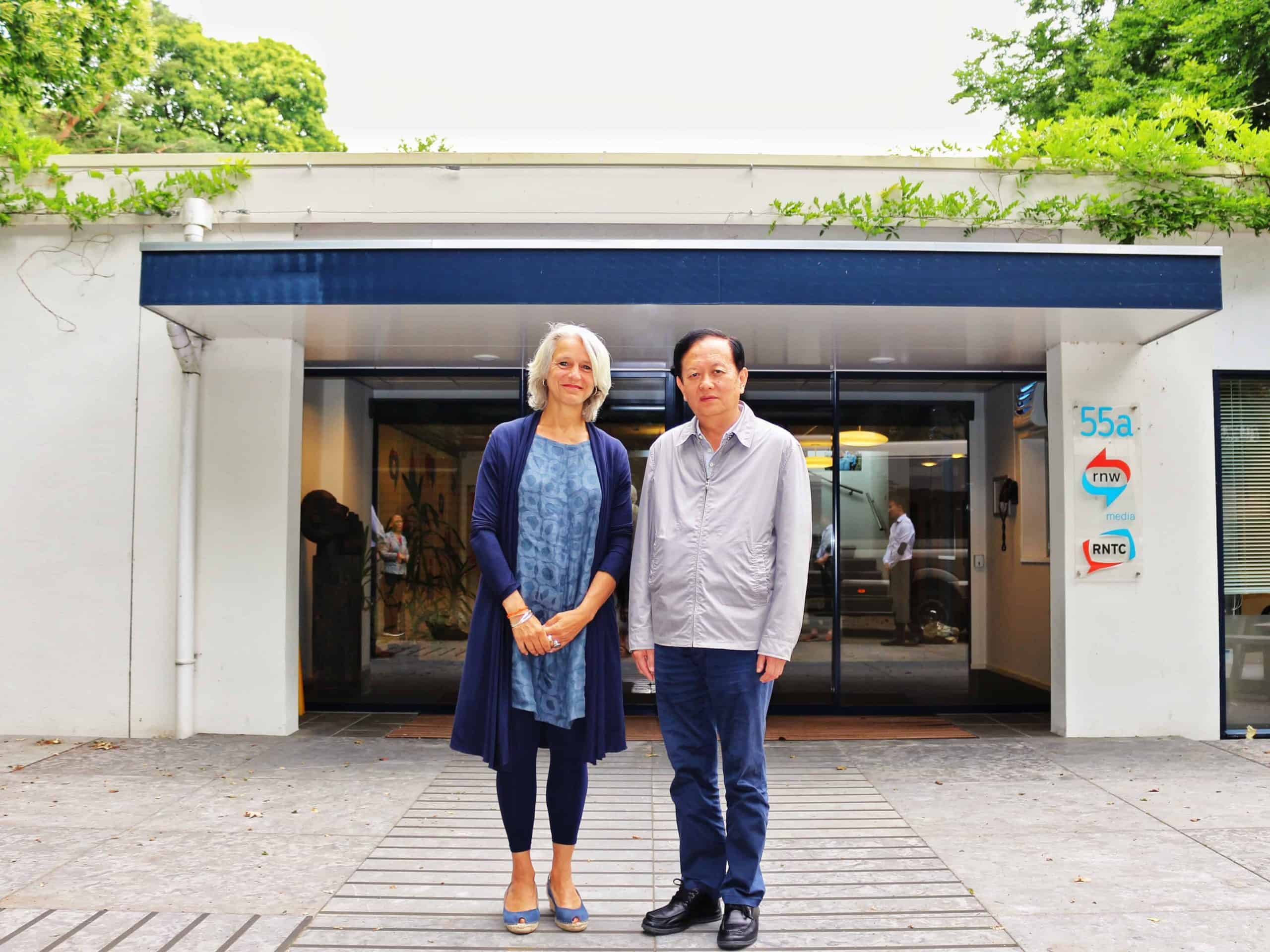 人民日报社总编辑李宝善(右)与荷广传媒CEO雅克琳·兰普合影。
