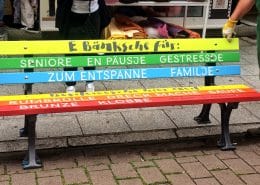 Frankfurt Höchst bunte Sitzbänke Königsteiner Straße