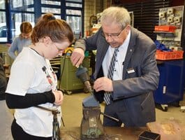 Harald Altekrüger und Schülerin