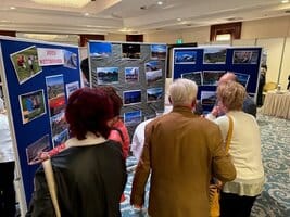 Menschen vor Fotowand