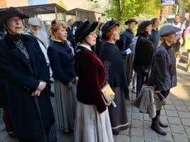 Bürgerliches Cottbus in den 1930er Jahren verkörpern und artikulieren an verschiedenen Orten Mitglieder des BürgerSprechChores des Staatstheaters