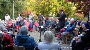 Kitakinder singen für die Schwestern und Bewohner und Mitarbeiter des Altenheims