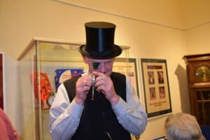 Im „Uhrentalk“ mit Carsten Handrick, konnte der Uhren-Experte am 28. April interessante Fakten über die Entstehungsgeschichte der einzelnen Objekte verraten und die verschiedenen Funktionsweisen praxisnah und unterhaltsam erklären.