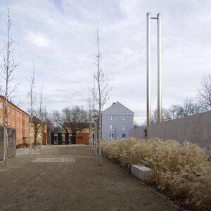 Foto: Elefantensiedlung Neu-Ulm, Platz mit Heizzentrale, © Hinrichs