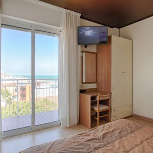 fam-com-est-0 Family Comunicanti Est