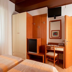 fam-com-est-1 Family Comunicanti Est