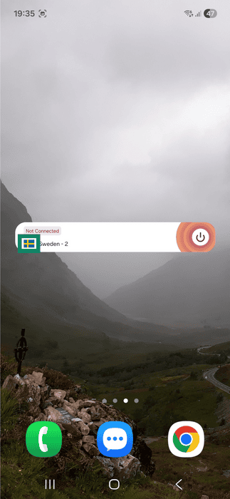Android home screen showing the ExpressVPN widget. The VPN server location flag is highlighted.