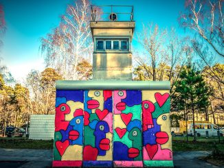 Berliner Mauer mit Grenzhäuschen. Bildnachweis: CC0 via pixabay.com