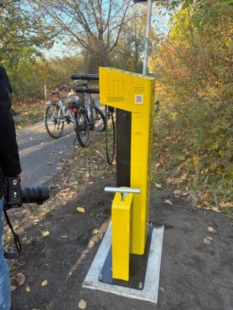 Gelbe ADAC-Radservice-Station am Radweg in Wadelsdorf