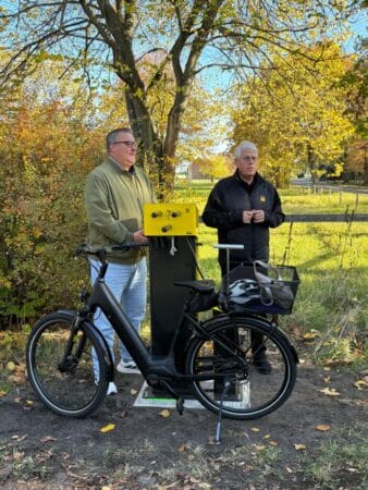 Lars Wuschech und Dieter Hütte an der ADAC-Radservice-Station in Wadelsdorf
