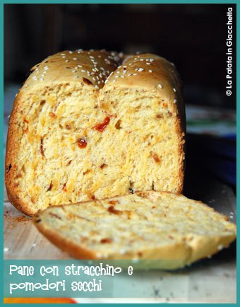 Al momento stai visualizzando Pane con stracchino e pomodori secchi