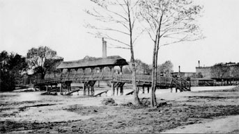 Cottbus: Eine Spreebrücke mit Schilfdach