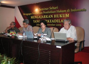 Narasumber Seminar Sehari, “Menggagas Pembaruan Pendidikan Hukum di Indonesia”, Gedung MK, 16 Desember 2009.