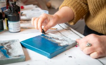 Künstlerin Ola Jost bei der Arbeit