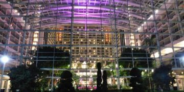 Gaylord national resort lights up at night