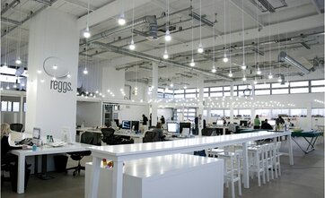 Đèn led bulb không chỉ được dùng với mục đích  làm đèn chiếu sáng. Bằng cách kết hợp giữa đèn led bulb bóng tròn với giá đỡ đèn ngộ nghĩnh, và nội thất hài hòa.