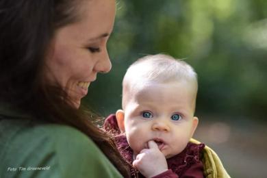 fotoshoot gezin in bos moeder met baby-3