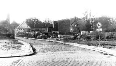 1982 ist noch der Straßenverlauf zu sehen, jetzt ohne Häuser