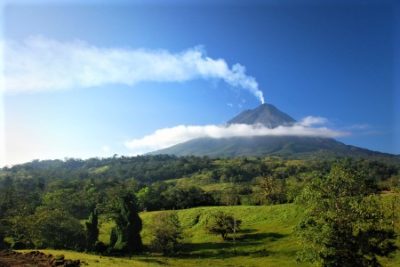 Volcán Arenal con fumarola