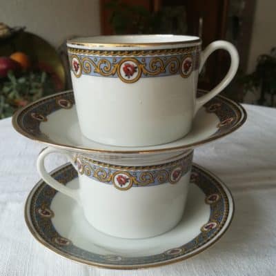 2 grandes tasses en porcelaine de Limoges. Motif : volutes et roses sur fond gris de peyne.