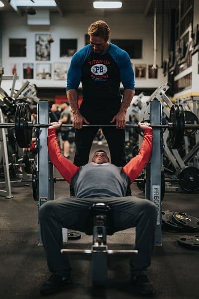 Brusttraining zuhause mit der Hantelbank Bild: Bankdrücken als Brusttraining zuhause