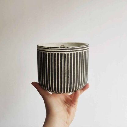 Osłonka betonowa czarno-biała w paski 12 cm Osłonka betonowa czarno-biała w paski 12 cm