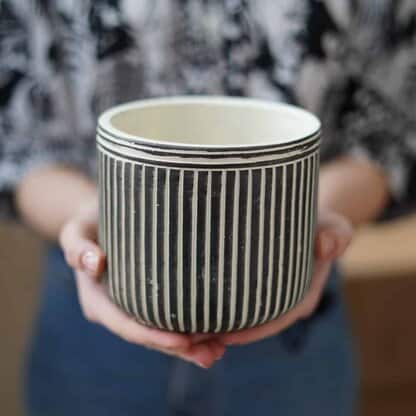 Osłonka betonowa czarno-biała w paski 12 cm Osłonka betonowa czarno-biała w paski 12 cm