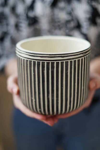 Osłonka betonowa czarno-biała w paski 12 cm Osłonka betonowa czarno-biała w paski 12 cm