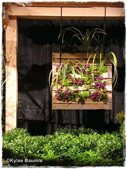 12 Ideas for Turning a Pallet in a Flower Garden - Living Locurto