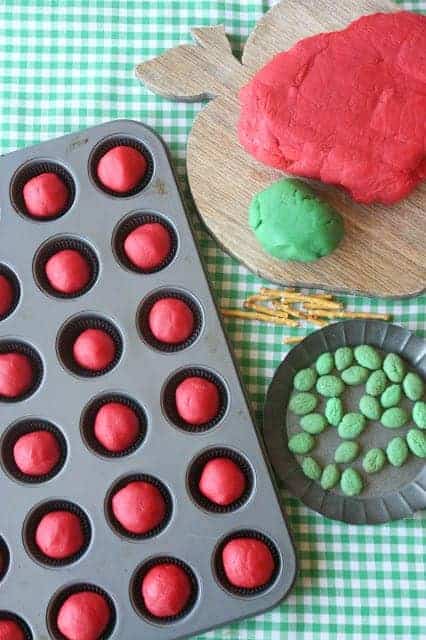 Cute Back to School Idea! 3D Apple Sugar Cookies for the Teacher by Munchkin Munchies via LivingLocurto.com