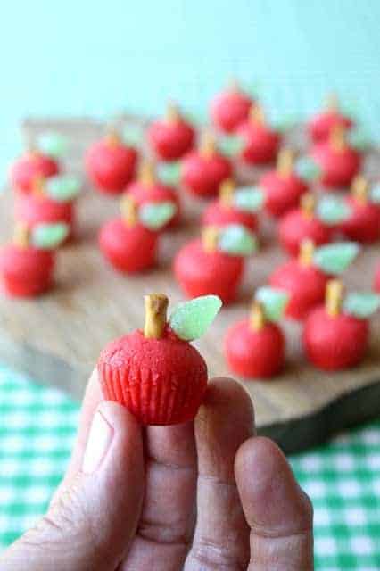 Cute Back to School fun food Idea! 3D Apple Sugar Cookies for the Teacher by Munchkin Munchies via LivingLocurto.com