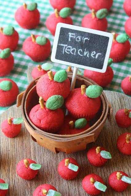 Cute Back to School Idea! 3D Apple Sugar Cookies for the Teacher by Munchkin Munchies via LivingLocurto.com