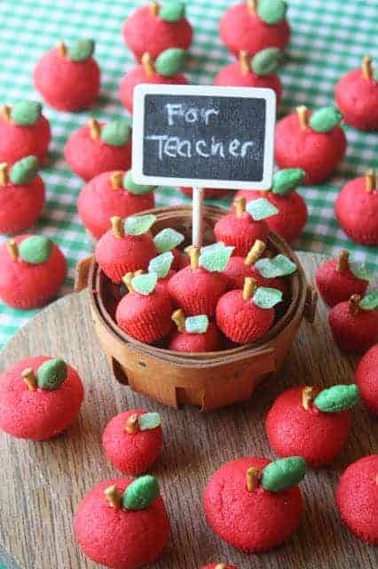 Cute Back to School fun food Idea! 3D Apple Sugar Cookies for the Teacher by Munchkin Munchies via LivingLocurto.com