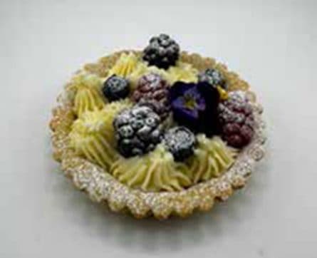 Tarta de Chocolate Blanco con Frutos Rojos