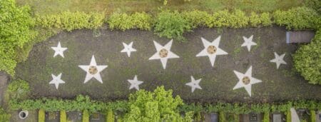 Mit einer Feierstunde in der Kleinen Kapelle hat die Stadt Forst am 8. Juli das neue Sternenkinder-Grabfeld auf dem Hauptfriedhof offiziell eingeweiht.
