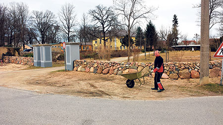 Altes Gebälk und noch viel ältere Findlinge