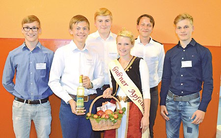 Nachwuchs für lange Tradition 1 Natürlich ließ es sich Apfelkönigin Jessica Skora nicht nehmen, den Jungunternehmern Lukas, Geschäftsführer Thomas, Vincent, Linus, und Oskar (v.l.) zur Gründung ihre guten Wünsche zu überbringen