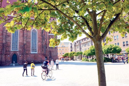 Die Cottbuser haben die Freifläche am Oberkirchplatz lieb gewonnen. In naher Zukunft soll die Aufenthaltsqualität hier erhöht werden Foto: M. Klinkmüller