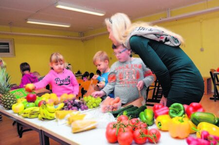 Finger weg vom Zucker! Die Kinder der Kita „Pfiffikus“ lernten  in einem REWE-Ernährungsworkshop welche gesunden und leckeren Lebensmittel in den Einkaufskorb gehören. Ernährungsberaterin Inga Linda Drews packt hier für Luna, Tim und Max Obst und Gemüse, gesponsert vom  Sandower REWE, ein Foto: Mathias Klinkmüller