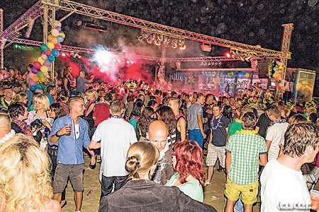 Kurze Hosen und Hawaihemd - eine Kleiderordnung gibt es in Babow zwar nicht, sommerliche Kleidung sorgt jedoch für noch mehr Strandflair. Auch in diesem Jahr werden nach Babow wieder Hunderte Feierwillige strömen. Dabei sind hier alle Generationen willkommenFoto: Jugend- und Traditionsverein Burg 